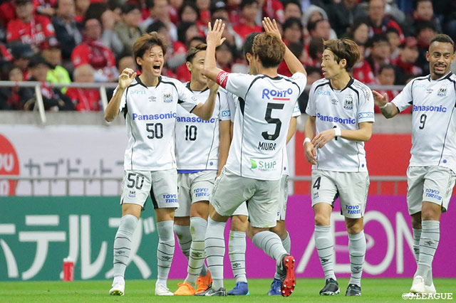 前半終了間際、小野瀬 康介がミドルレンジから左足を一閃！シュートはネットに突き刺さりＧ大阪が先制点を奪う【明治安田Ｊ１ 第31節 浦和vsＧ大阪】