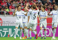 前半終了間際、小野瀬 康介がミドルレンジから左足を一閃！シュートはネットに突き刺さりＧ大阪が先制点を奪う【明治安田Ｊ１ 第31節 浦和vsＧ大阪】