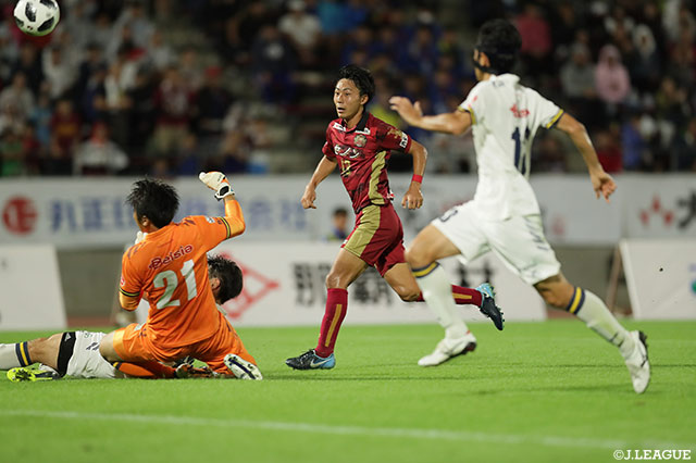 中川 風希（琉球）がループシュートを沈め、再びリードを3点に広げる！この試合、自身2点目を記録【明治安田Ｊ３ 第30節 琉球vs群馬】