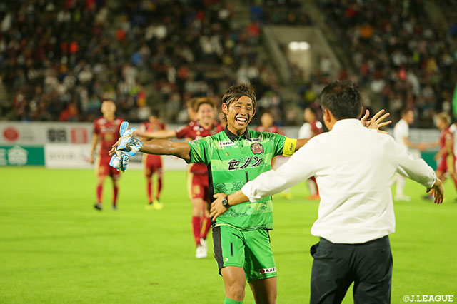 試合終了のホイッスルが鳴り響き、キャプテンの朴 一圭（琉球）が金 鍾成監督の元へ！【明治安田Ｊ３ 第30節 琉球vs群馬】