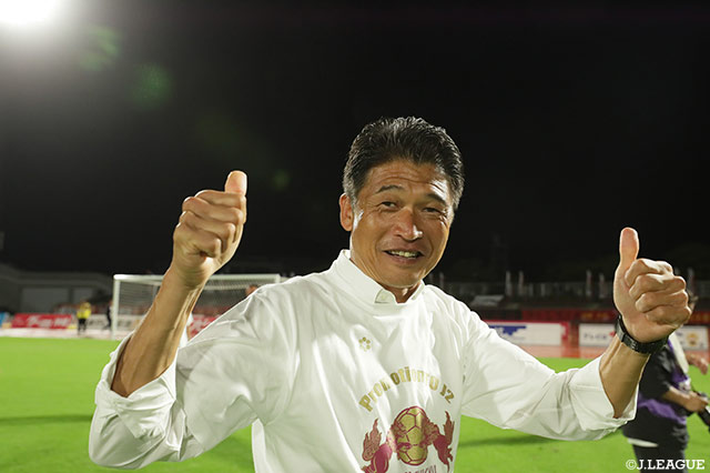 攻撃的なスタイルを標榜し、見事Ｊ３を制覇した琉球の金 鍾成監督もこの笑顔！【明治安田Ｊ３ 第30節 琉球vs群馬】