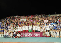 試合後、琉球の選手たちはＪ３優勝＆Ｊ２昇格を詰めかけた多くのサポーターと共に祝った【明治安田Ｊ３ 第30節 琉球vs群馬】