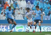 横浜FC守備陣に囲まれながらもボールをキープする三平 和司(大分)【明治安田J2 第40節 横浜FCvs大分】