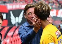 試合前、広島時代の教え子の野津田 岳人（仙台）を前に笑顔がこぼれるペトロヴィッチ監督（札幌）【明治安田Ｊ１ 第31節 札幌vs仙台】