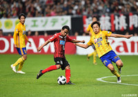 チャナティップ（札幌）がドリブルで持ち運び、果敢にシュートを放つ！【明治安田Ｊ１ 第31節 札幌vs仙台】