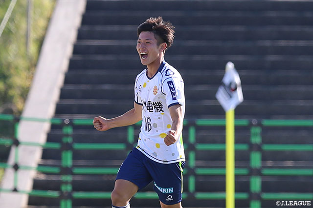 後半立ち上がりに佐藤 颯汰のヘディングが決まり、アウェイの北九州が先制点を奪う【明治安田Ｊ３ 第30節 鳥取vs北九州】