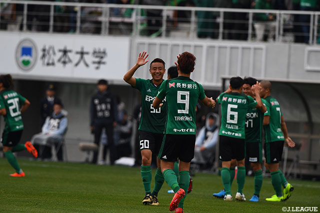 前半36分、セットプレーからオウンゴールにより松本が先制！【明治安田Ｊ２ 第40節 松本vs東京Ｖ】