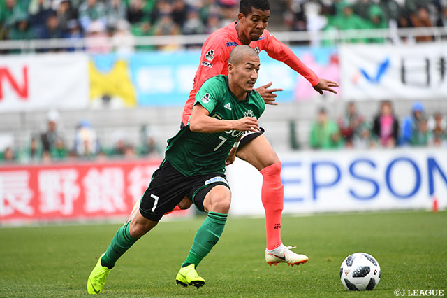 スピードに乗ったドリブルで敵陣に侵入する前田 大然（松本）【明治安田Ｊ２ 第40節 松本vs東京Ｖ】