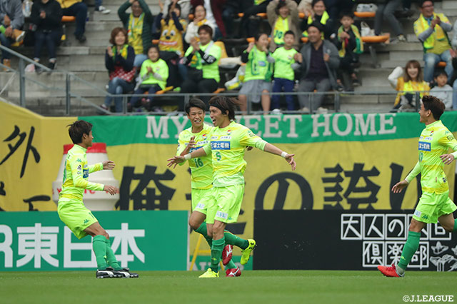 開始早々の左からのCKを増嶋 竜也（#5）が頭で合わせホームの千葉が先制！明治安田Ｊ２ 第40節 千葉vs徳島】