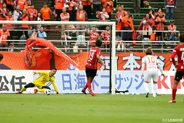 金沢が前半終了間際にPKを獲得！このチャンスに垣田 裕暉が落ち着いて沈め、金沢リードで折り返す【明治安田Ｊ２ 第40節 金沢vs大宮】