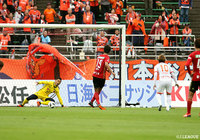 金沢が前半終了間際にPKを獲得!このチャンスに垣田 裕暉が落ち着いて沈め、金沢リードで折り返す【明治安田J2 第40節 金沢vs大宮】