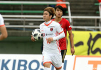 57分にアウェイの大宮がPKを獲得。大前 元紀のシュートは左のポストに当たりながらもネットを揺らし大宮が同点に追いつく【明治安田J2 第40節 金沢vs大宮】