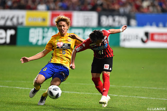 相手DFの処理ミスを逃さなかった三好 康児（札幌）がボールを奪い、左足で強烈なシュートを放つと、これが決まり先制に成功する！【明治安田Ｊ１ 第31節 札幌vs仙台】