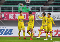 右サイドからのクロスに阪野 豊史(#11)がスライディングで飛び込むと、これがGKの処理ミスを誘い、オウンゴールで先制に成功【明治安田J2 第40節 岐阜vs山形】