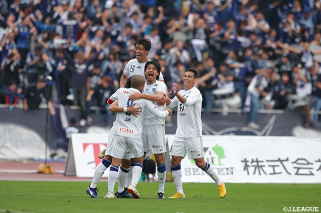 後半25分、左からのクロスを城後 寿（福岡）が高い打点でヘディングシュートを放ち待望の先制点を獲得！【明治安田Ｊ２ 第40節 町田vs福岡】