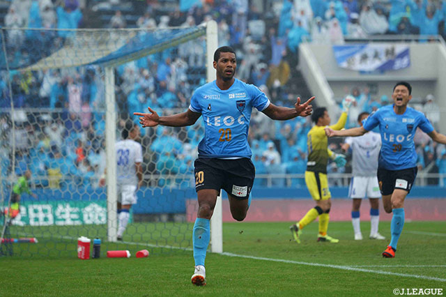 後半28分のセットプレーに飛び込んだカルフィン ヨン ア ピン（横浜FC）が頭で合わせ逆転に成功する【明治安田Ｊ２ 第40節 横浜FCvs大分】