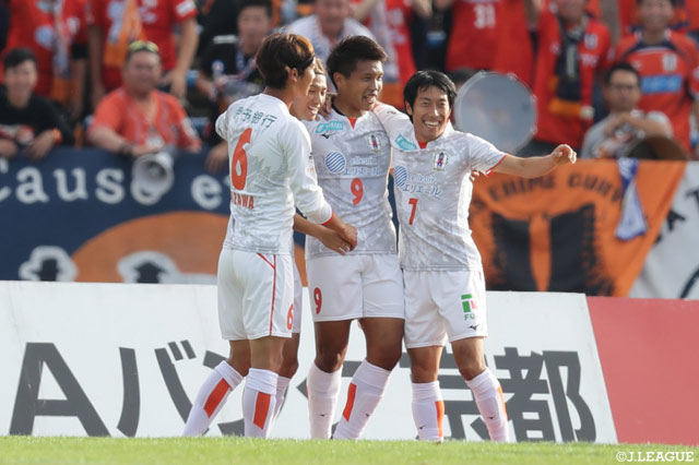 試合開始早々、有田 光希（#9）が右からのクロスを上手く頭で合わせ、愛媛が先制点を挙げた【明治安田Ｊ２ 第40節 京都vs愛媛】