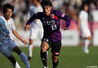 ドリブルで持ち運び、果敢に相手ゴールに迫った岩崎 悠人（京都）【明治安田Ｊ２ 第40節 京都vs愛媛】