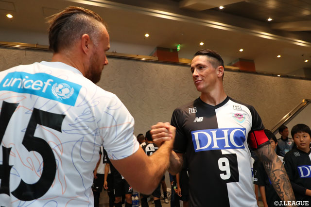 試合前に握手を交わすフェルナンド トーレス（鳥栖）とヨルディ バイス（長崎）【明治安田Ｊ１ 第31節 鳥栖vs長崎】