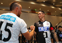 試合前に握手を交わすフェルナンド トーレス（鳥栖）とヨルディ バイス（長崎）【明治安田Ｊ１ 第31節 鳥栖vs長崎】