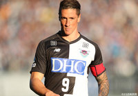 前節得点を決めたフェルナンド トーレス(鳥栖)はキャプテンマークを巻き、チームを鼓舞し続けた【明治安田J1 第31節 鳥栖vs長崎】