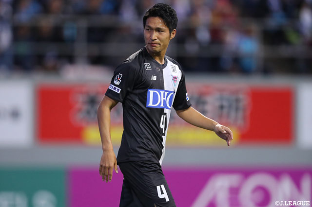 原川 力（#4）がこぼれ球に反応し、GKと激しい接触をしながらも頭で押し込み、鳥栖が先制点を奪った【明治安田Ｊ１ 第31節 鳥栖vs長崎】