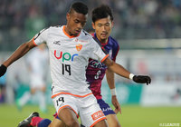 2試合連続となる決勝点を挙げたオナイウ 阿道(山口)は得点ランキング1位に迫る今季22ゴール目を記録した【明治安田J2 第40節 岡山vs山口】