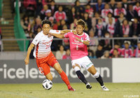 球際で激しく競り合う柿谷 曜一朗（Ｃ大阪）と中谷 進之介（名古屋）【明治安田Ｊ１ 第28節 Ｃ大阪vs名古屋】