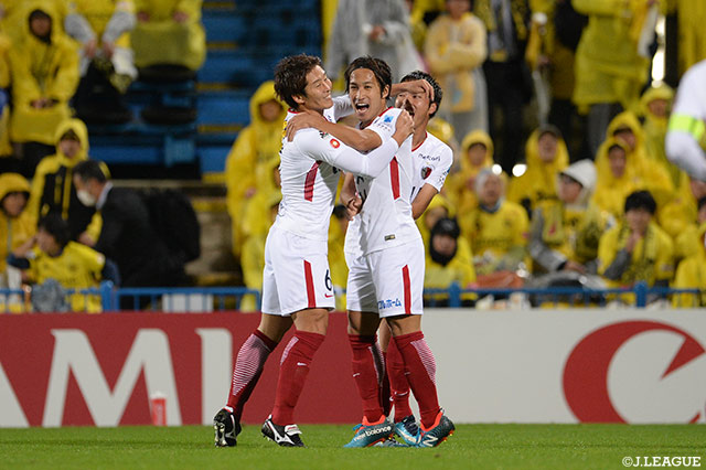 セットプレーのクリアを拾った金森 健志（真ん中）が左足を振り抜き、ゴール！鹿島が開始6分に早くも先制する【明治安田Ｊ１ 第32節 柏vs鹿島】