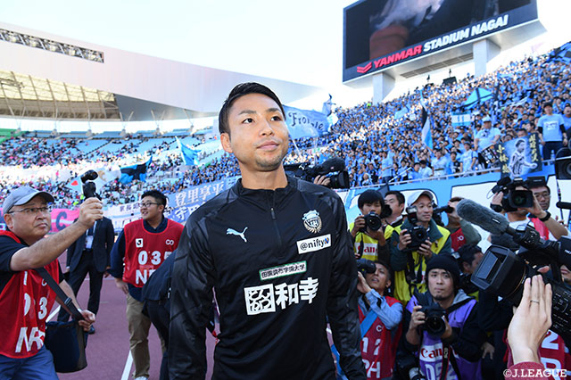 試合前、左眼窩底骨折で出場はできないがキャプテンの小林 悠（川崎Ｆ）がサポーターに連覇を誓う！【明治安田Ｊ１ 第32節 Ｃ大阪vs川崎Ｆ】