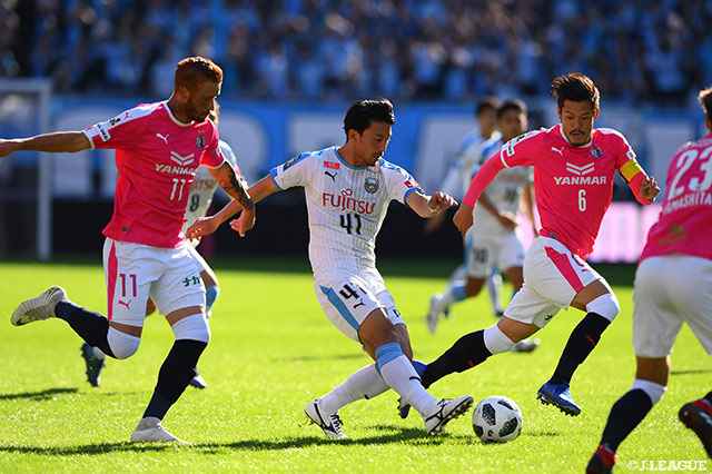 好調を維持する家長 昭博（川崎Ｆ）に対し、ソウザ（Ｃ大阪/#11）と山口 蛍（#6）が激しくチェック！【明治安田Ｊ１ 第32節 Ｃ大阪vs川崎Ｆ】