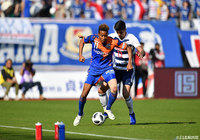 ボールをキープする鈴木 武蔵（長崎）と奪いにいくチアゴ マルチンス（横浜FM）【明治安田Ｊ１ 第32節 長崎vs横浜FM】