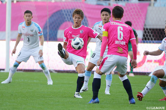 密集地帯でボールをキープする柿谷 曜一朗（Ｃ大阪）【明治安田Ｊ１ 第32節 Ｃ大阪vs川崎Ｆ】