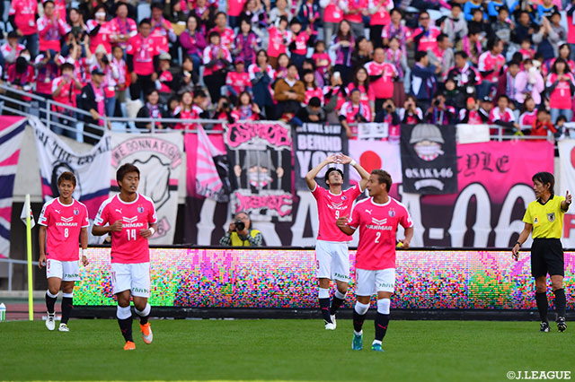 ファーストタッチで相手DFを置き去りにした杉本 健勇（Ｃ大阪/#9）が左足のシュートをネットに突き刺し、先制点を挙げる！【明治安田Ｊ１ 第32節 Ｃ大阪vs川崎Ｆ】