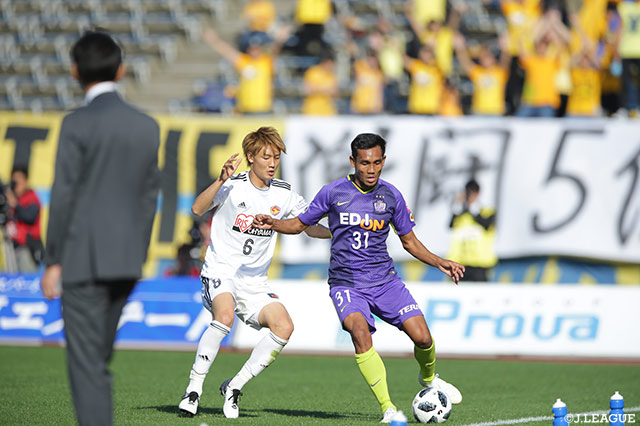 タッチライン際でタイ代表のティーラシン（広島）とU-21日本代表の板倉 滉（仙台）の見ごたえのあるマッチアップが展開される【明治安田Ｊ１ 第32節 広島vs仙台】