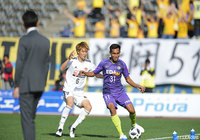 タッチライン際でタイ代表のティーラシン（広島）とU-21日本代表の板倉 滉（仙台）の見ごたえのあるマッチアップが展開される【明治安田Ｊ１ 第32節 広島vs仙台】