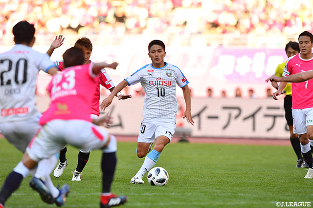 大島 僚太（川崎Ｆ）がパスの出し所を探しながらボールを前線に持ち運ぶ【明治安田Ｊ１ 第32節 Ｃ大阪vs川崎Ｆ】