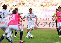 大島 僚太（川崎Ｆ）がパスの出し所を探しながらボールを前線に持ち運ぶ【明治安田Ｊ１ 第32節 Ｃ大阪vs川崎Ｆ】