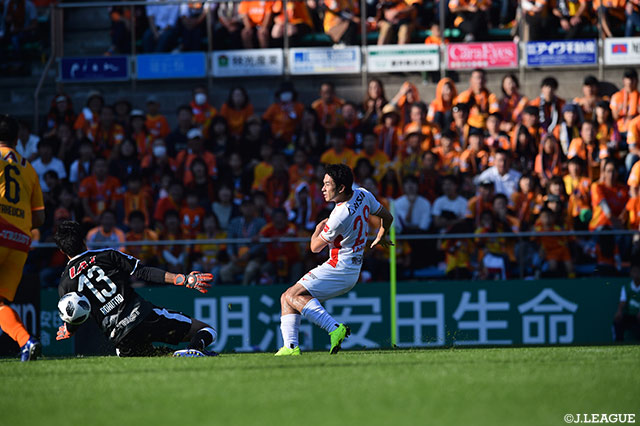 スルーパスに抜け出した玉田 圭司（名古屋）が右足でシュートを放つも枠の左に外れてしまう【明治安田Ｊ１ 第32節 清水vs名古屋】