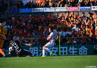 スルーパスに抜け出した玉田 圭司(名古屋)が右足でシュートを放つも枠の左に外れてしまう【明治安田J1 第32節 清水vs名古屋】