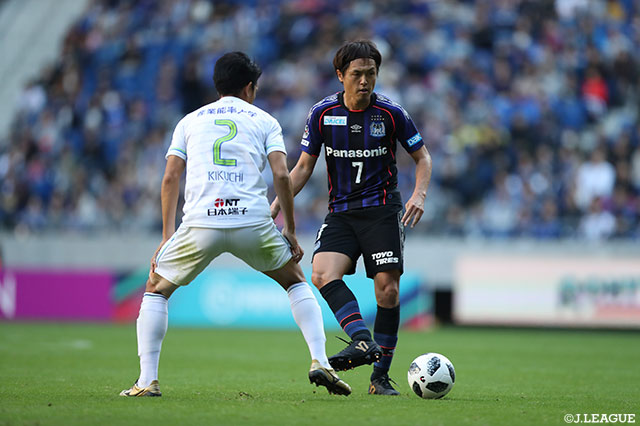 現在7連勝中のＧ大阪はこの日も遠藤 保仁を中心に攻撃を組み立てていく【明治安田Ｊ１ 第32節 Ｇ大阪vs湘南】