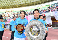 連覇を達成し、笑顔の鬼木 達監督(右)と中村 憲剛(左)【明治安田J1 第32節 C大阪vs川崎F】