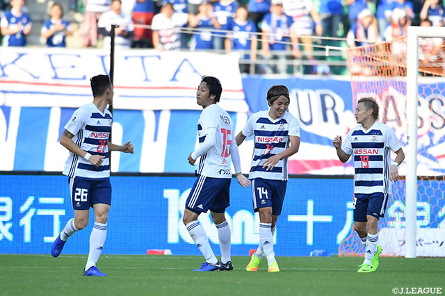 後半29分、味方のシュートが最後は伊藤 翔（横浜FM/#16）に当たりゴールに吸い込まれる！【明治安田Ｊ１ 第32節 長崎vs横浜FM】