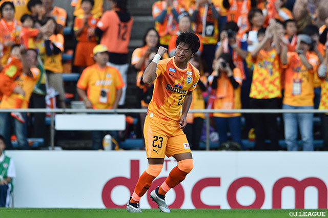 後半14分、北川 航也がヘディングシュートを決めてホームの清水が先制に成功する【明治安田Ｊ１ 第32節 清水vs名古屋】