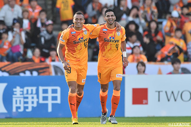 右サイドからのクロスにドウグラス（清水/#49）が高い打点からヘディングシュートを決め、リードを2点に広げる！【明治安田Ｊ１ 第32節 清水vs名古屋】