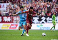 2試合ぶりにスタメンに名を連ねた金崎 夢生(鳥栖)がアフメド ヤセル(神戸)に対し、激しくプレス!【明治安田J1 第32節 神戸vs鳥栖】