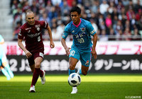 途中出場の小野 裕二(鳥栖)がスピードに乗ったドリブルで前線にボールを運ぶ!【明治安田J1 第32節 神戸vs鳥栖】