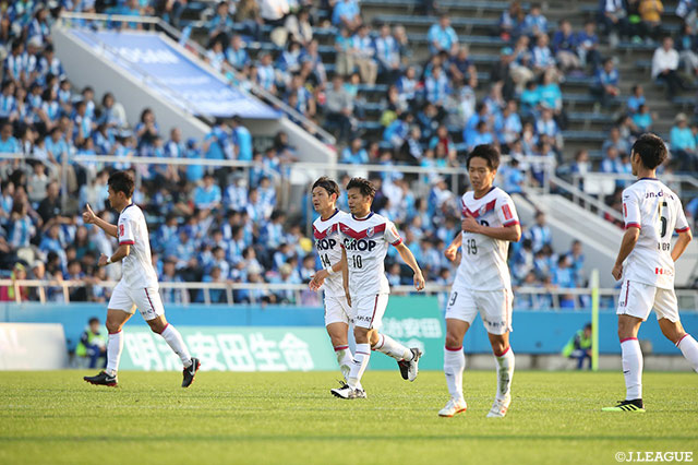 後半30分、味方のシュートのこぼれ球に素早く反応した大竹 洋平（岡山/#10）が押し込み1点を返す！【明治安田Ｊ２ 第41節 横浜FCvs岡山】