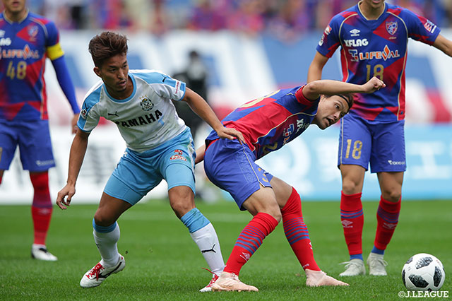 中盤で激しい競り合いをみせる東 慶悟（FC東京）と田口 泰士（磐田）【明治安田Ｊ１ 第32節 FC東京vs磐田】