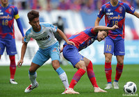 中盤で激しい競り合いをみせる東 慶悟（FC東京）と田口 泰士（磐田）【明治安田Ｊ１ 第32節 FC東京vs磐田】